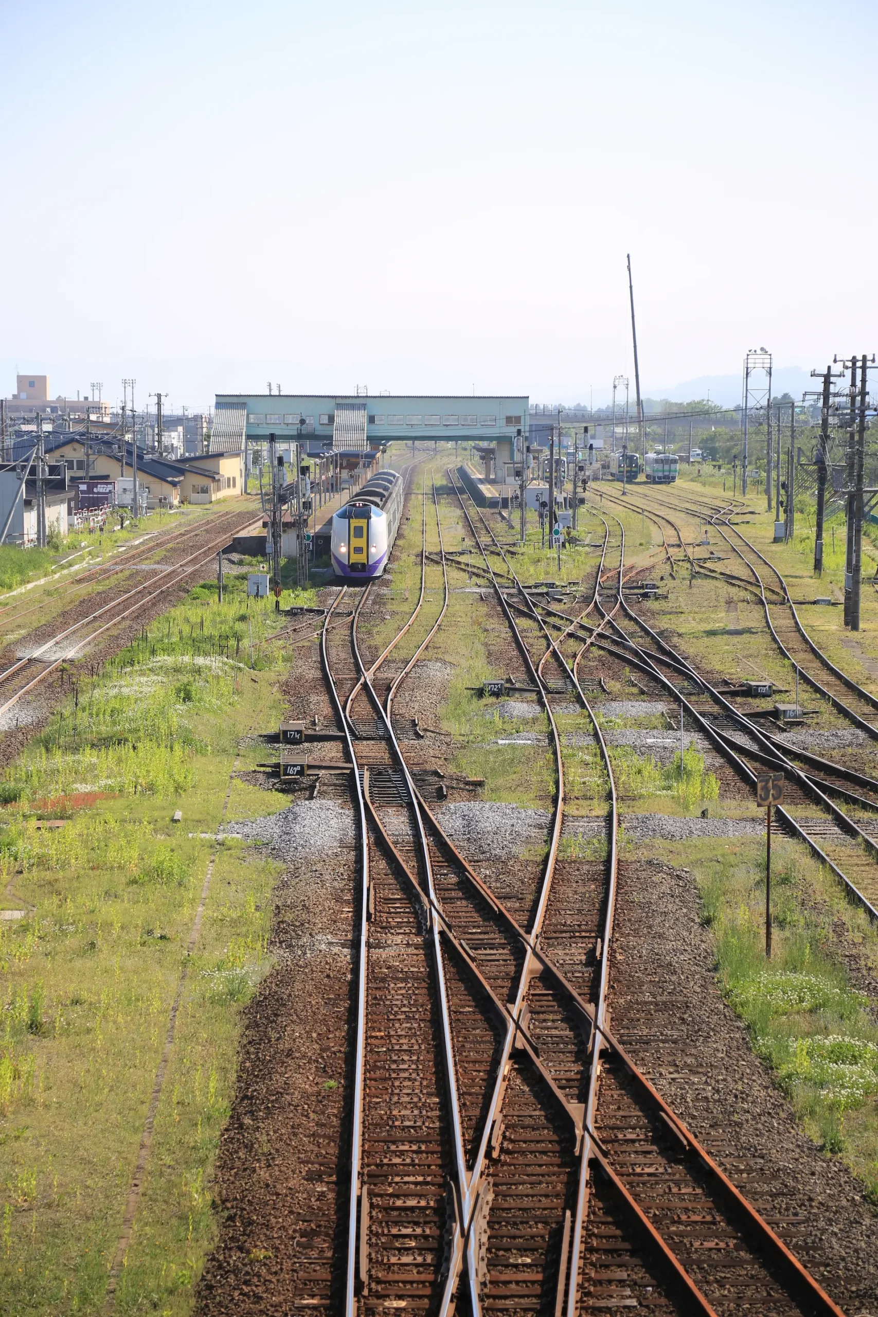 町の中心にある線路。北海道新幹線札幌延伸後は新幹線が走ります。