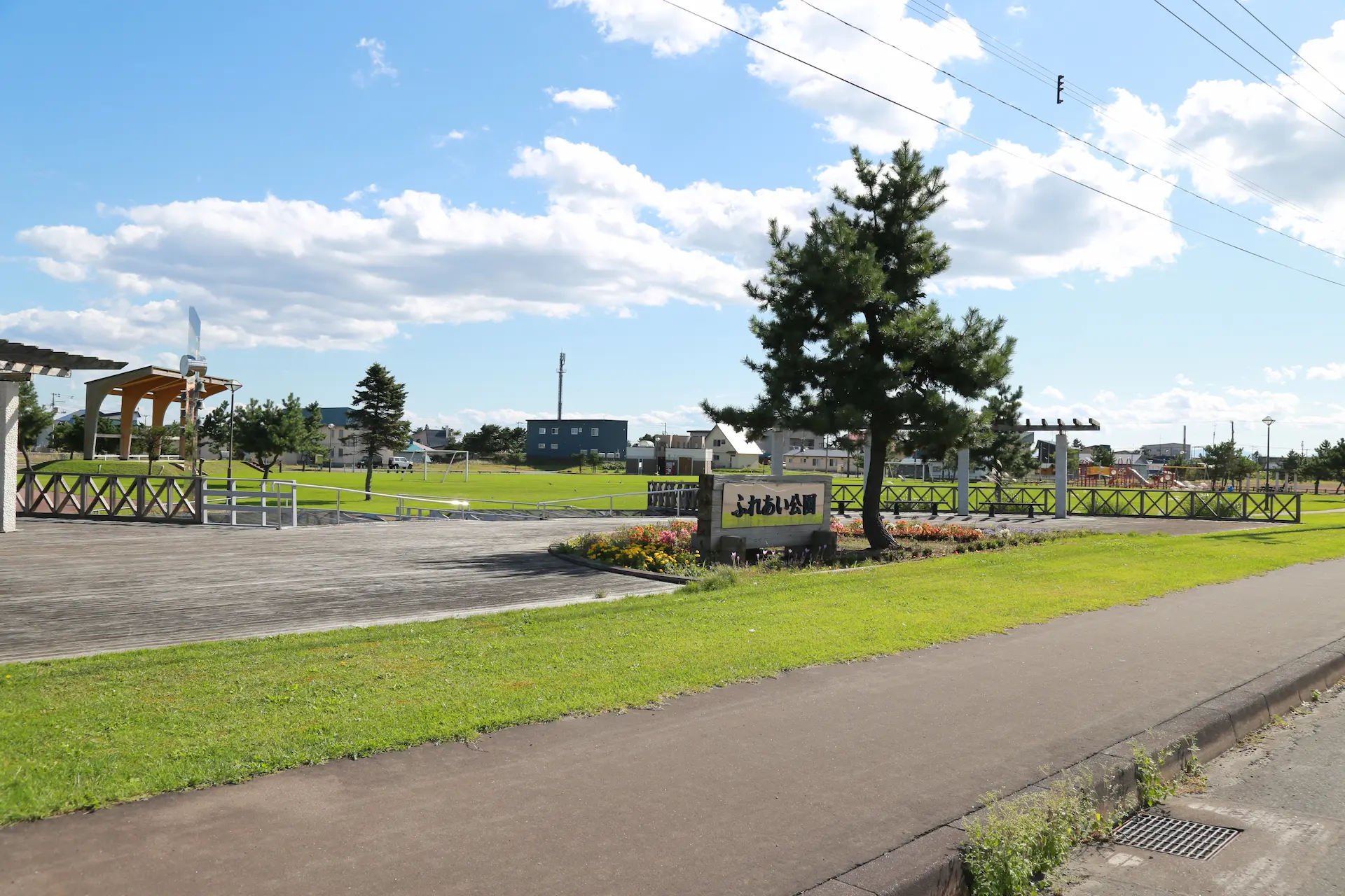 市街地にある公園。 毎日子ども連れの家族で賑やかです。 隣には野球場もあります。
